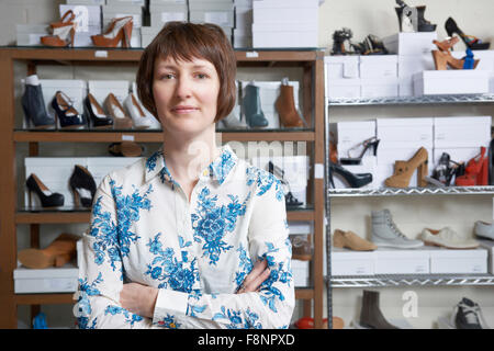 Femme propriétaire de magasin de chaussures Banque D'Images