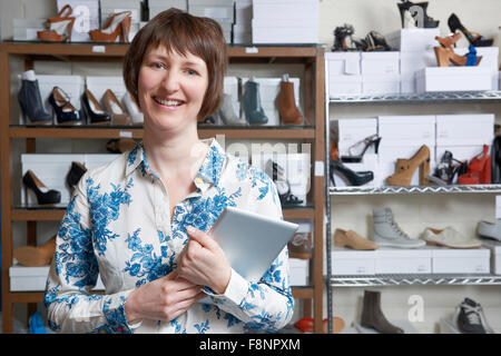 Propriétaire d'entreprise de chaussures en ligne using digital Tablet Banque D'Images