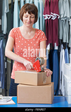 Woman Running On line Vêtements Business Banque D'Images