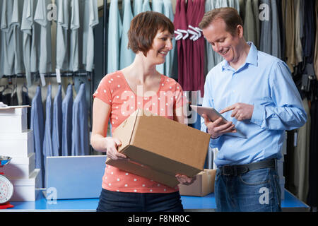 Couple Running On Line Magasin de vêtements Banque D'Images