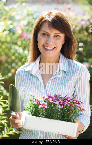 Middle aged Woman in Garden Banque D'Images