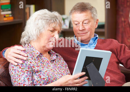 Triste Couple Photographie en armature ensemble Banque D'Images