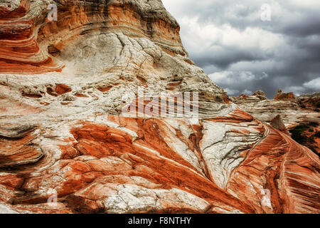 Les orages passent sur la formations de grès colorés de blanc à l'aide de la télécommande de poche en Arizona Vermilion Cliffs. Banque D'Images