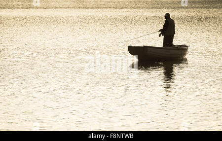 Bateau de pêche de mouche de l'homme sur le réservoir Banque D'Images