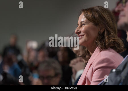 Paris, France. Dec 10, 2015. Ségolène Royal Ministre de l'écologie, c'est vu au cours d'une cérémonie de remise de prix lors de la COP 21 Conférence des Nations Unies sur les changements climatiques. Raa : Jonathan/Pacific Press/Alamy Live News Banque D'Images