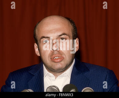 Washington, DC., USA 6 mai 1986 Natan Sharansky dissidentes russes s'adresse aux journalistes lors d'une conférence de presse à Washington à seulement 3 mois depuis qu'il a été libéré d'un goulag soviétique (prison). En 1977 Sharansky a été arrêté sur des accusations d'espionnage pour le compte de la CIA et de trahison et condamné à 13 ans de travaux forcés en Perm 35, un camp de travail sibérien (Goulag). Sharansky paru dans une édition de mars 1990 du magazine National Geographic. L'article, "derniers jours du goulag' par Mike Edwards, adulte à travers des photos Credit : Mark Reinstein Banque D'Images