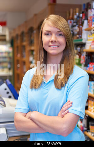 Portrait de Sales Assistant At Supermarket Checkout Banque D'Images
