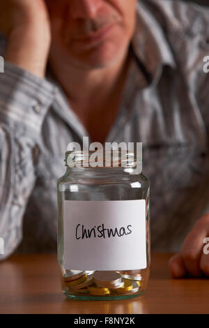 L'homme déprimé à vide au pot étiqueté Noël Banque D'Images