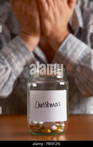 Man with Head In Hands à Noël en pot étiqueté Banque D'Images