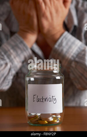 Man with Head In Hands à pot étiqueté à l'électricité Banque D'Images