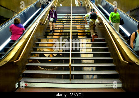 Un Grant Wood painting est reproduit sur un escalier dans le Port Authority Bus Terminal à New York City dans le cadre de l'événement Art partout. Banque D'Images