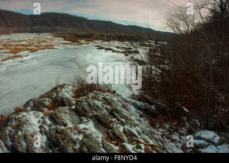 À la recherche de l'autre côté de la rivière Susquehanna congelé dans certains rare temps froid. Banque D'Images