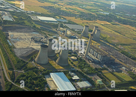 Vue aérienne d'une centrale électrique au charbon de Didcot montrant les tours de refroidissement et l'énorme cheminée ainsi que la turbine hall. Banque D'Images