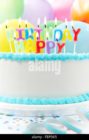 Gâteau de célébration avec des bougies Joyeux Anniversaire d'orthographe Banque D'Images