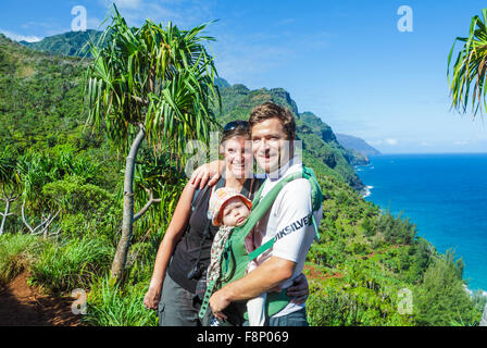 Les touristes avec bébé le long du sentier Kalalau sur Kauai Banque D'Images