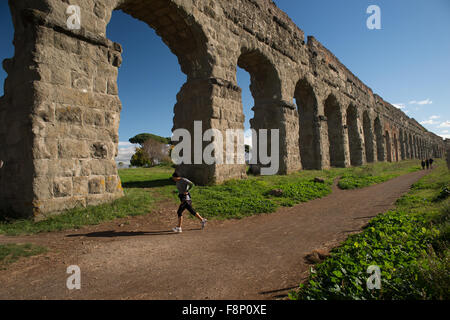 Les aqueducs romains, Rome, Latium, Italie Banque D'Images