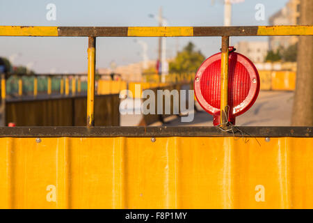 Site de construction avec la lampe rouge monté sur clôture métallique Banque D'Images