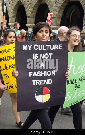 Marches de démonstration avec panneau disant Ma culture n'est pas un effet de mode en mai 24 mars à Portland, Oregon, USA Banque D'Images