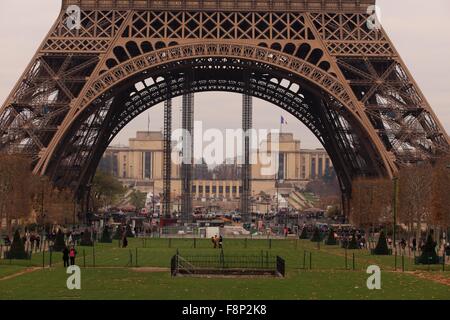 Les foules se rassemblent sous les énormes pattes de métal de la Tour Eiffel à Paris, France. Banque D'Images