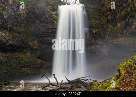 Sgwd Henrhyd Falls, une cascade. Coelbren, Powys, Pays de Galles, Royaume-Uni l'hiver. Banque D'Images