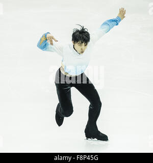 Barcelone, Espagne. Dec 10, 2015. Champion olympique du Japon 2014 YUZURU HANYU effectue ses Hommes senior - programme court au cours de la 21e finale du Grand Prix of Figure Skating Final à Barcelone - Le ISU Grand Prix of Figure Skating Final, qui aura lieu conjointement avec la finale du Junior Grand Prix, est la consécration du Grand Prix circuit série et la deuxième plus importante manifestation de l'Union internationale de patinage (ISU) après les Championnats du monde. Credit : Matthias Rickenbach/ZUMA/Alamy Fil Live News Banque D'Images