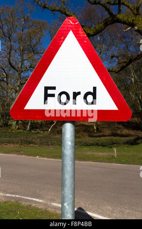 Royaume-uni route triangulaire panneau d'avertissement, d'avertissement ou de l'eau ford crossing. Banque D'Images