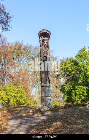 Memorial statue en bois de Vytautas le Grand, souverain du Grand-duché de Lituanie, dans le parc de château de Trakai, Trakai, Lituanie avec ciel bleu Banque D'Images