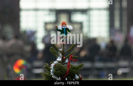 Los Angeles, USA. Dec 10, 2015. Une marionnette sur un arbre de Noël est vu à l'enterrement de Yvette Velasco à West Covina, Californie, États-Unis, le 10 décembre 2015. Le premier enterrement de l'un des 14 morts dans le San Bernardino Le tournage a eu lieu le jeudi pour 27 ans, Yvette Velasco. Crédit : Yang Lei/Xinhua/Alamy Live News Banque D'Images