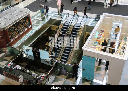 Hall d'escaliers mécaniques dans l'Atrium Time Warner Center de Columbus Circle, NEW YORK Banque D'Images