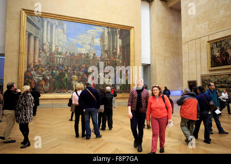 Les visiteurs du Musée du Louvre à Paris, France debout devant les Noces de Cana par fin de la Renaissance Maniériste ou je Banque D'Images