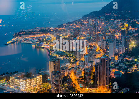 Vue de nuit sur la montagne de Monaco Banque D'Images