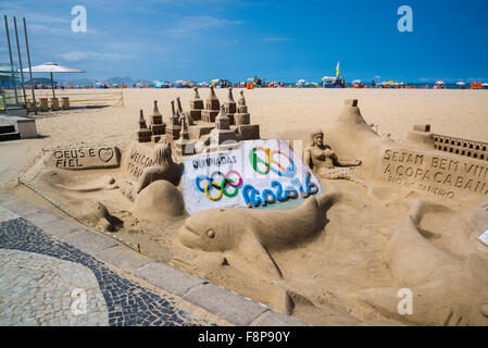 Jeux Olympiques 2016 Sandcastle avec joints toriques, la plage de Copacabana, Rio de Janeiro, Brésil Banque D'Images