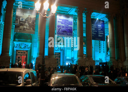 Le Grand Palais sur les Champs Elysées éclairés la nuit. Paris, France. Banque D'Images