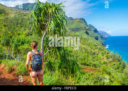 Randonneur sur le Kalalau Trail Banque D'Images