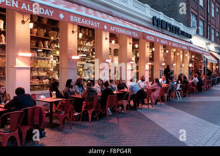 Café en plein air sur l'Exhibition Road, South Kensington, London,UK Banque D'Images