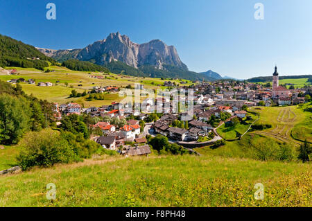 Sciliar/Schlern et la ville de Castlerotto/Kastelruth dans la région de Alpe di Siusi Dolomites, l'Italie, l'été Banque D'Images