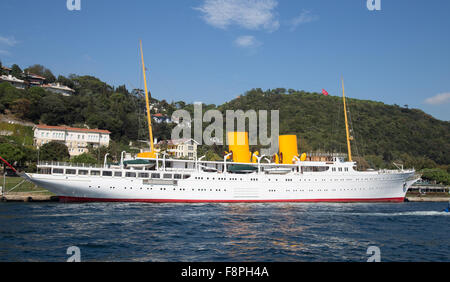 Yacht Savarona à Kurucesme port. Yacht Savarona a été le plus grand lors de son lancement en 1931. Banque D'Images