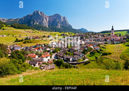 Sciliar/Schlern et la ville de Castlerotto/Kastelruth dans la région de Alpe di Siusi Dolomites, l'Italie, l'été Banque D'Images