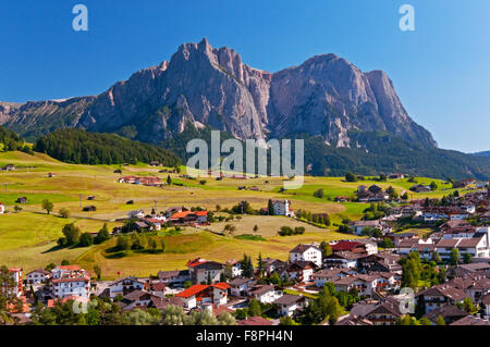 Sciliar/Schlern et la ville de Castlerotto/Kastelruth dans la région de Alpe di Siusi Dolomites, l'Italie, l'été Banque D'Images