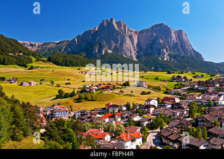 Sciliar/Schlern et la ville de Castlerotto/Kastelruth dans la région de Alpe di Siusi Dolomites, l'Italie, l'été Banque D'Images