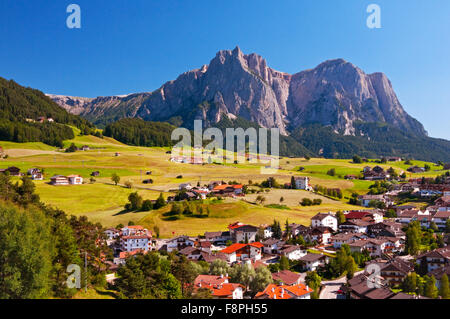 Sciliar/Schlern et la ville de Castlerotto/Kastelruth dans la région de Alpe di Siusi Dolomites, l'Italie, l'été Banque D'Images