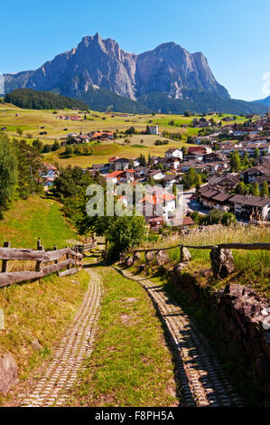 Sciliar/Schlern et la ville de Castlerotto/Kastelruth dans la région de Alpe di Siusi Dolomites, l'Italie, l'été Banque D'Images