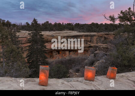 Mesa Verde, Colorado, USA. Dec 10, 2015. Maison de l'arbre de l'épinette le mieux conservé de la Native American Cliff dwellings est éclairé par des centaines de petites lanternes en papier appelé luminaria pour célébrer les fêtes de fin d'open house pendant 10 décembre 2015 à Mesa Verde National Park, Colorado. Banque D'Images