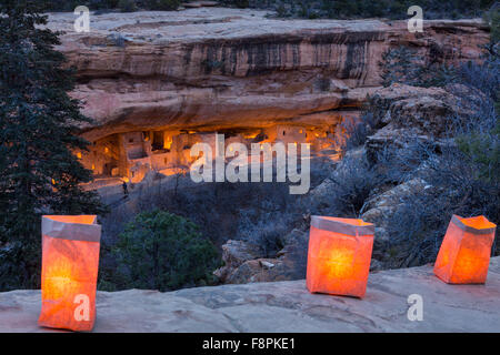 Mesa Verde, Colorado, USA. Dec 10, 2015. Maison de l'arbre de l'épinette le mieux conservé de la Native American Cliff dwellings est éclairé par des centaines de petites lanternes en papier appelé luminaria pour célébrer les fêtes de fin d'open house pendant 10 décembre 2015 à Mesa Verde National Park, Colorado. Banque D'Images