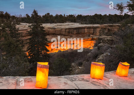 Mesa Verde, Colorado, USA. Dec 10, 2015. Maison de l'arbre de l'épinette le mieux conservé de la Native American Cliff dwellings est éclairé par des centaines de petites lanternes en papier appelé luminaria pour célébrer les fêtes de fin d'open house pendant 10 décembre 2015 à Mesa Verde National Park, Colorado. Banque D'Images