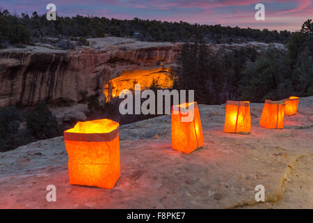 Mesa Verde, Colorado, USA. Dec 10, 2015. Maison de l'arbre de l'épinette le mieux conservé de la Native American Cliff dwellings est éclairé par des centaines de petites lanternes en papier appelé luminaria pour célébrer les fêtes de fin d'open house pendant 10 décembre 2015 à Mesa Verde National Park, Colorado. Banque D'Images