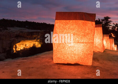 Mesa Verde, Colorado, USA. Dec 10, 2015. Maison de l'arbre de l'épinette le mieux conservé de la Native American Cliff dwellings est éclairé par des centaines de petites lanternes en papier appelé luminaria pour célébrer les fêtes de fin d'open house pendant 10 décembre 2015 à Mesa Verde National Park, Colorado. Banque D'Images