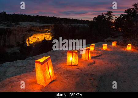 Mesa Verde, Colorado, USA. Dec 10, 2015. Maison de l'arbre de l'épinette le mieux conservé de la Native American Cliff dwellings est éclairé par des centaines de petites lanternes en papier appelé luminaria pour célébrer les fêtes de fin d'open house pendant 10 décembre 2015 à Mesa Verde National Park, Colorado. Banque D'Images