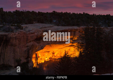 Mesa Verde, Colorado, USA. Dec 10, 2015. Maison de l'arbre de l'épinette le mieux conservé de la Native American Cliff dwellings est éclairé par des centaines de petites lanternes en papier appelé luminaria pour célébrer les fêtes de fin d'open house pendant 10 décembre 2015 à Mesa Verde National Park, Colorado. Banque D'Images