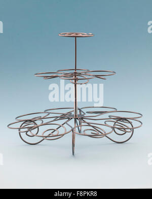 Coupe fil Cake Stand sur un fond bleu clair Banque D'Images